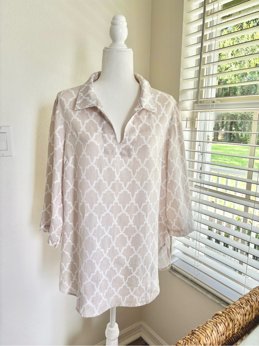 Neiman Marcus Linen Beige/White Collared V‑Notch Tunic